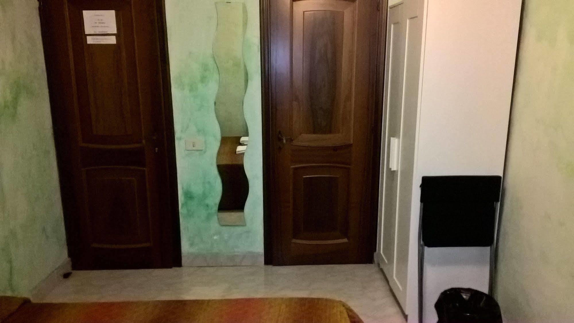 Gigi Holiday Rooms Rzym Zewnętrze zdjęcie